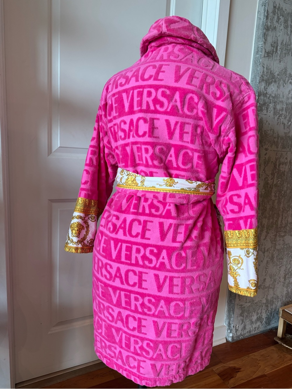 Versace Hot Pink Plush Logo Robe with Gold Baroque Accents - Picture 2 of 12